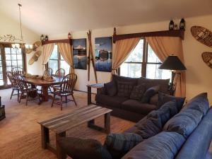 un salon avec un canapé et une table dans l'établissement Heaven The biggest best vacation lodge, sleeps twenty four, à New Meadows