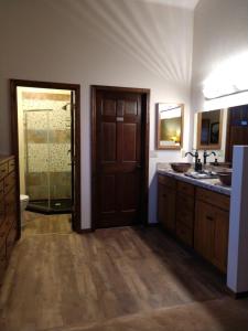 une salle de bain avec un lavabo et une douche en verre dans l'établissement Heaven The biggest best vacation lodge, sleeps twenty four, à New Meadows