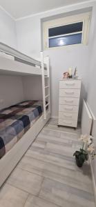 1 dormitorio con litera y vestidor en Il Gioiello Del Borgo, en Borghetto Santo Spirito