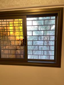 una ventana en una habitación con una pared de ladrillo en شقة العقيق الأولى, en Medina