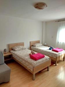 En eller flere senge i et værelse på Dina Apartments