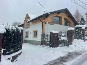 dom z płotem w śniegu w obiekcie Świstakówka w Szczyrku