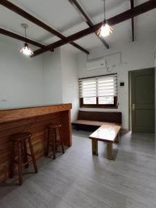 安库德Puerta Archipiélago的一个带长凳、一张桌子和两张凳子的房间