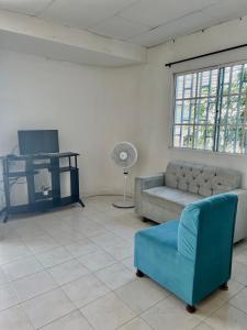 哥伦比亚港Apartamento hostal oasis的带沙发和风扇的客厅