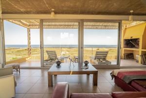 Posezení v ubytování hermosa casa sobre el mar y al único bosque psamófilo costero