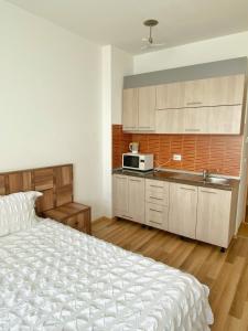 ブカレストにあるVitan Apart Hotelのベッドルーム1室(ベッド1台付)、キッチン(電子レンジ付)