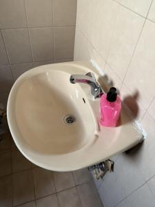 un lavabo con una taza rosa. en D Pitsillos Homes luxury, en Lárnaca 3 fotos más
