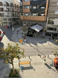 Un patio vacío con un banco y un edificio en D Pitsillos Homes luxury, en Lárnaca