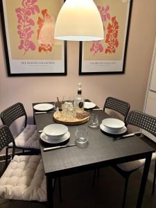 a dining room table with chairs and a lamp at Romantisches 1 Zimmer-Apartment mit Garten an der Weser in Bremen