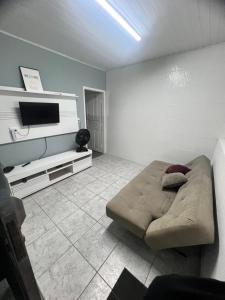 Imagine din galeria proprietății Edícula completa com piscina în Mongaguá