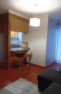 sala de estar con encimera y cocina en Village Sea House - Porto Moniz, en Porto Moniz