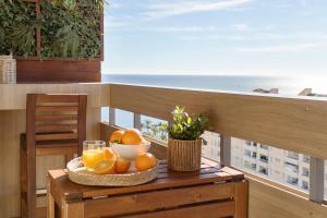 un vassoio di arance su un tavolo su un balcone di Apartamento Dream View Aguadulce a Aguadulce