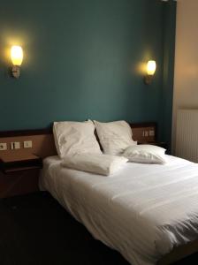 Gallery image of Hotel De La Place in Malakoff