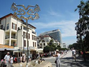 un groupe de personnes marchant dans une rue dans l'établissement Holiday Home in winouj cie near Baltic Beach, à Świnoujście 14 autres photos
