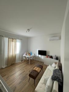 ein Wohnzimmer mit einer weißen Couch und einem Tisch in der Unterkunft Pop House in Rapallo