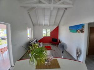 a living room with a table and a plant at Maison charmante à Port-Louis avec jardin in Port-Louis