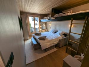 una camera con un letto a castello e una scala di Appartement de standing Auron ad Auron