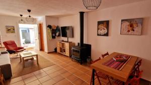 ein Wohnzimmer mit Tisch und ein Esszimmer in der Unterkunft Casa en El Pedroso de tres habitaciones in El Pedroso