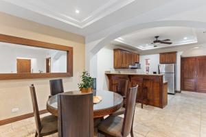 Η κουζίνα ή μικρή κουζίνα στο HM103 Blissful 2BR Beachfront Condo