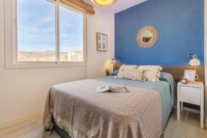 Un dormitorio azul con una cama y una ventana. en Apartamento Dream View Aguadulce, en Aguadulce 38 fotos más
