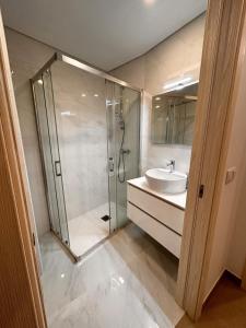 un baño con ducha y lavabo en Nina da Nazare, en Nazaré