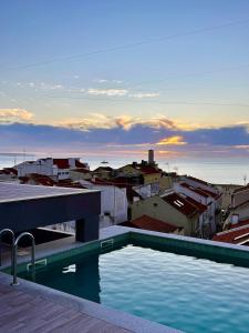 una piscina en la azotea de un edificio en Nina da Nazare, en Nazaré
