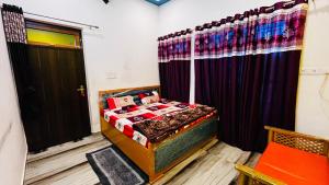 Postel nebo postele na pokoji v ubytování Shree Shyam Palace HOMESTAY near RamJanmbhoomi