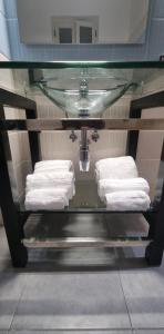 Una mesa de cristal con toallas encima en un baño. en io sciù sciù, en Santa Maria Capua Vetere