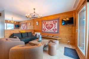 a living room with a couch and a table at Residence Bec in Chamonix