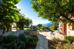 un giardino con fontana in mezzo a un cortile di Sicilian pool chalet a Ventimiglia Altre 3 foto