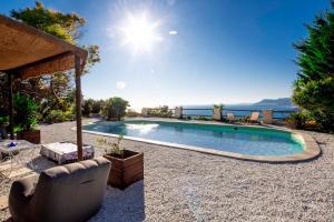 una piscina in un cortile con una sedia di Sicilian pool chalet a Ventimiglia