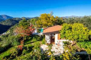 una casa su una collina con le montagne sullo sfondo di Sicilian pool chalet a Ventimiglia