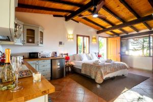 una cucina e una camera da letto con un letto in una stanza di Sicilian pool chalet a Ventimiglia