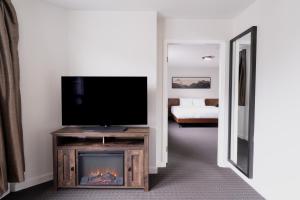 TV i/ili multimedijalni sistem u objektu Adara Hotel