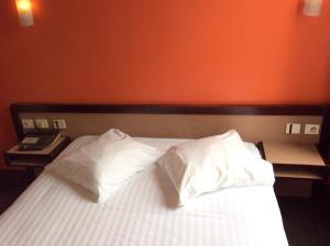 Gallery image of Hotel De La Place in Malakoff