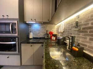 Η κουζίνα ή μικρή κουζίνα στο Loft Sou Mais Icaraí +78 φωτογραφίες