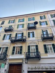 Un edificio con balcones a los lados. en APARTAMENT - Torino Home Living, en Turín
