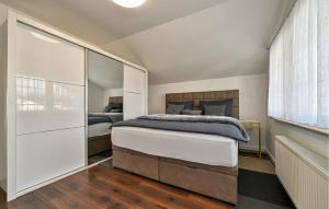 ein Schlafzimmer mit großem Bett und Fenster in der Unterkunft 2 Bedroom Amazing Home In Bjelovar in Bjelovar