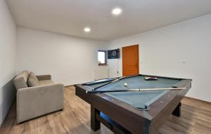IvanecにあるPet Friendly Home In Ivanec With Wifiのビリヤード台とソファのあるリビングルーム