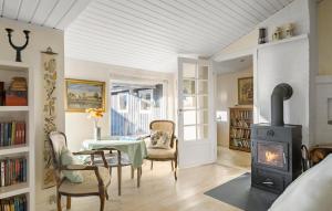 Un lugar para sentarse en Beautiful Home In Ølsted With Wifi