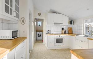 Una cocina o cocineta en Beautiful Home In Ølsted With Wifi