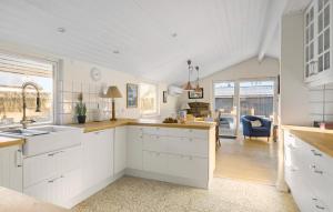 Una cocina o cocineta en Beautiful Home In Ølsted With Wifi 15 fotos más