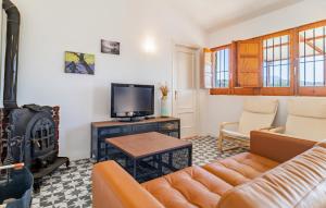 Μια τηλεόραση ή/και κέντρο ψυχαγωγίας στο Lovely Home In Algodonales With Wifi