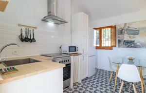 Η κουζίνα ή μικρή κουζίνα στο Lovely Home In Algodonales With Wifi