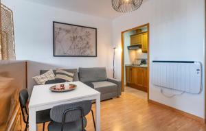 una sala de estar con un sofá y una mesa en Cozy Apartment In Monachil With Wifi, en Monachil