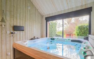 Πισίνα στο ή κοντά στο Superb Gite With Jacuzzi