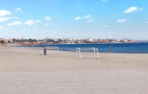 zwei Fußballtore am Strand in der Nähe des Wassers in der Unterkunft Beautiful Home In Pilar De La Horadada in Pilar de la Horadada