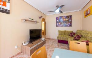 ein Wohnzimmer mit Couch und Flachbildfernseher in der Unterkunft Beautiful Home In Pilar De La Horadada in Pilar de la Horadada