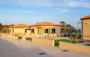 ein Haus mit einem Zaun davor in der Unterkunft 1 Bedroom Cozy Home In Marina Di Modica in Marina di Modica + 12 Fotos