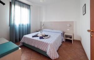 ein Schlafzimmer mit einem Bett und einem Handtuch darauf in der Unterkunft 1 Bedroom Cozy Home In Marina Di Modica in Marina di Modica